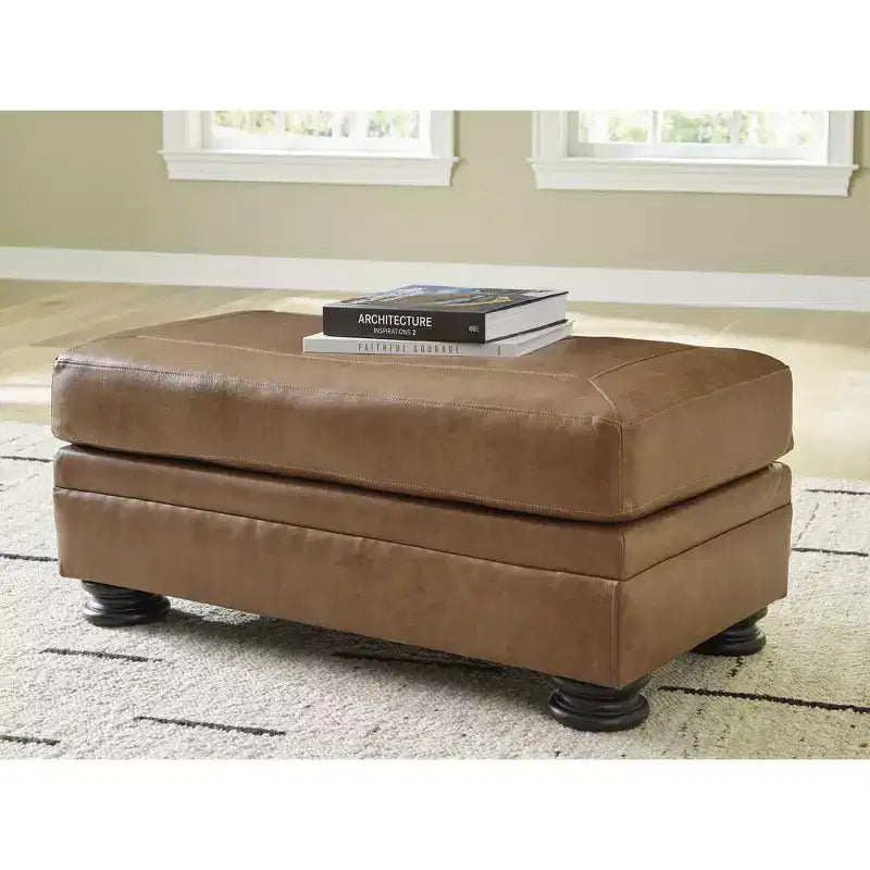 Pouffe traditionnel en cuir avec pieds tournés décoratifs – Caramel